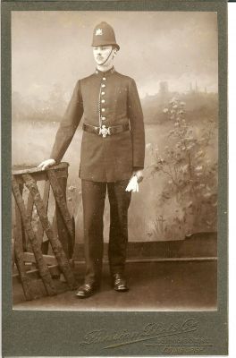 Edinburgh City Police Constable, circa 1910
Edinburgh City Police Constable, circa 1910
Keywords: Edinburgh cdv helmet