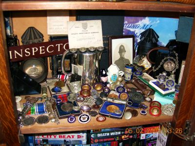VARIOUS OLD POLICE ITEMS
MANY VARIOUS POLICE BADGES, MEDALS, PHOTO,S, WHISTLES, CAP BADGES, WARRANT CARDS, LAMPS, SC BADGES ETC.
