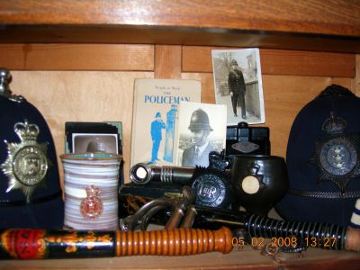 HULL CITY POLICE
KINGS CROWN HULL CITY HELMET, QC GRIMSBY BORO POLICE HELMET, HULL POLICE TRUNCHEON, HULL CITY POTTERY BEAKER, VARIOUS LAMPS ETC.
Keywords: Hull Grimsby