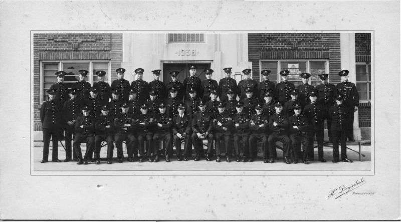 BEDFORDSHIRE CONSTABULARY GROUP, POSSIBLY SPECIALS
Group photo by H Drysdale, Biggleswade.
I believe the Inspector in the front row and the Cst. to his left are wearing Bedfordshire special constable cap badges.
