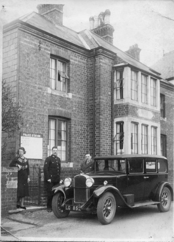 CAENARVONSHIRE CONSTABULARY, PC 32C THOMAS.
The back of the photo indicates that the photo was taken at Llanbedrog, and is outside the police station.
