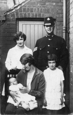 CHESHIRE CONSTABULARY (Sgt. 40 and family)
Very nice photo dated 25/October/1929, posted from Frodsham, Warrington.
No photographer details.
