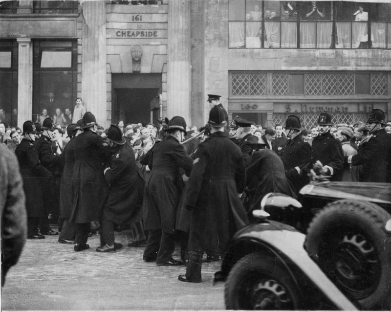 CITY OF LONDON POLICE, STUDENT DEMONSTRATION 08/NOVEMBER/1948
Photo by Barratt's Photo Press Ltd., Ludgate House, 107-110 Fleet Street, E,C.4.
