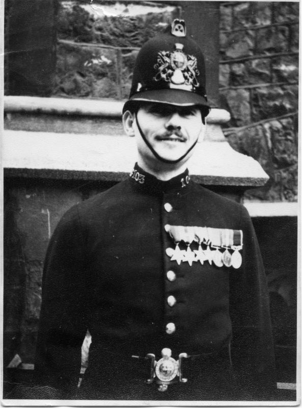 CITY OF LONDON POLICE, PC 301
Cannot read the divisional letter.
Wearing WW2 medals, 4 stars, war medal, defence medal, and the Territorial efficiency medal.
Cannot make out the ribbons on the stars, but the second one may have a bar on it (? MinD)

