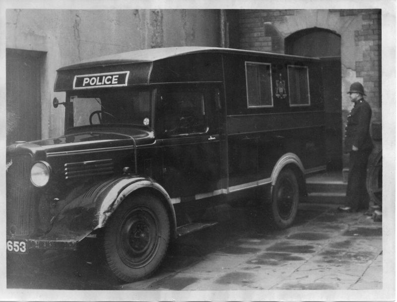 DONCASTER BOROUGH POLICE DATED 20/OCTOBER/1947
This is a press photo showing a Bedford 'paddy wagon' at the rear of the courthouse.
It was transporting George Harry WHELPTON, who was charged with three murders.
He was found guilty and executed on the 7th of January 1948.

