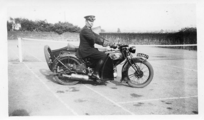 GLOUCESTERSHIRE CONSTABULARY, PC 260G
This is from a group relating to Staple Hill Police Station,
and is believed to have been taken there in the early 1930's
It shows a BSA motorcycle combination (DG2627)

