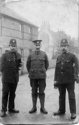 HERTFORDSHIRE CONSTABULARY, PC'S 144/178
Soldier in middle is a S/Sgt from the Rifle Brigade.
Keywords: HERTFORDSHIRE