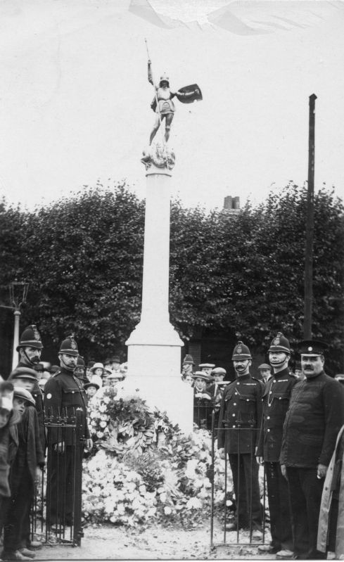 HUNTINGDONSHIRE COUNTY CONSTABULARY (AUGUST 1921)
Dedication of the war memorial at Ramsey, August 1921.
Police Officers present (L - R):
PC 12 Albert Pateman; PC 9 William Hitchcock; PC 3 George Waters (in background right of the memorial);
PC 15 Patrick Sullivan; PC 32 George Fordham; Inspector Harry Mayle.
