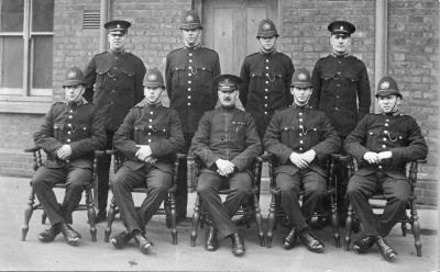 KENT COUNTY CONSTABULARY GROUP (23-MARCH-1932)
Numbers in group:
Back Row (L-R) PC 55: 417: 358: 159
Front Row (L-R) PC 34: 178 Insp. PC 171: 435
Probably taken at the Training Department, force HQ. The two officers in caps appear to be East Sussex officers
Keywords: Kent East Sussex