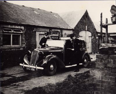 LANCASHIRE CONSTABULARY, KIRKHAM 1944
AUSTIN A 16 PATROL CAR WITH TWO OFFICERS.  HEADLIGHTS BLACKED OUT FOR WARTIME.
Keywords: LANCASHIRE Vehicles