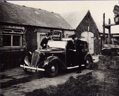 LANCASHIRE CONSTABULARY, KIRKHAM 1944
AUSTIN A 16 PATROL CAR WITH TWO OFFICERS.  HEADLIGHTS BLACKED OUT FOR WARTIME.
Keywords: LANCASHIRE Vehicles