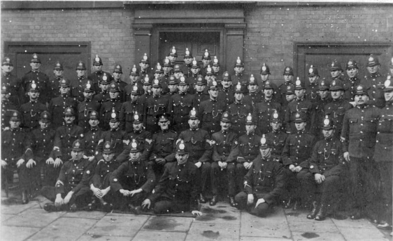 LEEDS CITY POLICE/WEST RIDING CONSTABULARY
The photo has written on the back:
'Miner's strike 1926, Doncaster Town Hall'.
It appears to be a group of Leeds and West Riding officers.
