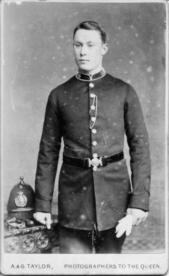 LEICESTER CONSTABULARY, PC 15
Note handcuffs and truncheon nect to helmet.
