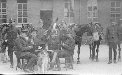 METROPOLITAN POLICE, J Div MOUNTED POLICE
Photographer located at 391 Hackney Road, N.1.
Main group standing: PC's 197J-442J-393J
Seated PC 222J- A/Sgt 386J plus two possible Special Csts.
Man on right, number not readable.
