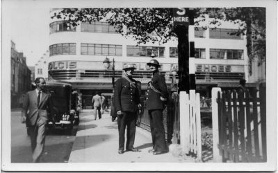 METROPOLITAN POLICE, LEICESTER SQUARE 1940'S
RARE PHOTO TAKEN DURING THE WAR BY AN AUSTRALIAN SERVICEMAN, WHOM THEY THREATENED TO ARREST FOR TAKING PICTURES.
I THINK THESE ARE WAR RESERVE OFFICERS JUDGING BY THEIR AGE AND THE MEDAL RIBBONS.
Keywords: Metropolitan