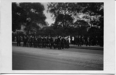 METROPOLITAN POLICE, FUNERAL PC WHARTON 
P/C of a Police Officers funeral from 'L' Div.
Date of the funeral is 20/Sept/1923
A Police band is marching, possibly the Met Police Band?
Keywords: Met