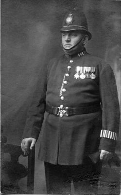 METROPOLITAN POLICE, CST. 441R
WEARING A WW1 TRIO AND THE POLICE CORONATION MEDAL FOR KG.V.(1911)
Keywords: Met Officer