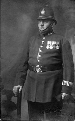 METROPOLITAN POLICE, CST. 441R
WEARING A WW1 TRIO AND THE POLICE CORONATION MEDAL FOR KG.V.(1911)
Keywords: Met Officer