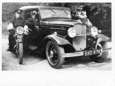 METROPOLITAN POLICE CIRCA 1935
'T' Divison Staines
(note m/c rider is same as other picture - 1940)
