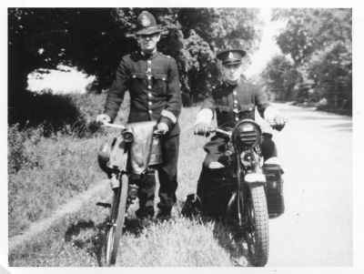 METROPOLITAN POLICE CIRCA 1940
'T' Divison, Staines
(note m/c rider is same as other picture - 1935)
