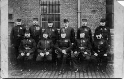 METROPOLITAN POLICE GROUP
IN THE CENTRE IS Supt. WILLIAM HAMMOND, ALONG WITH HIS C.Insp. AND Insps.
HE WAS SUPT FROM 1894-1908 RESPONSIBLE FOR CITY ROAD, HOXTON, KINGS X.
PHOTO ABOUT 1908
LOTS OF MEDALS, MOSTLY JUBILEE AND CORONATION, BUT ON IN THE BACK ROW HAS MILITARY AS WELL.
