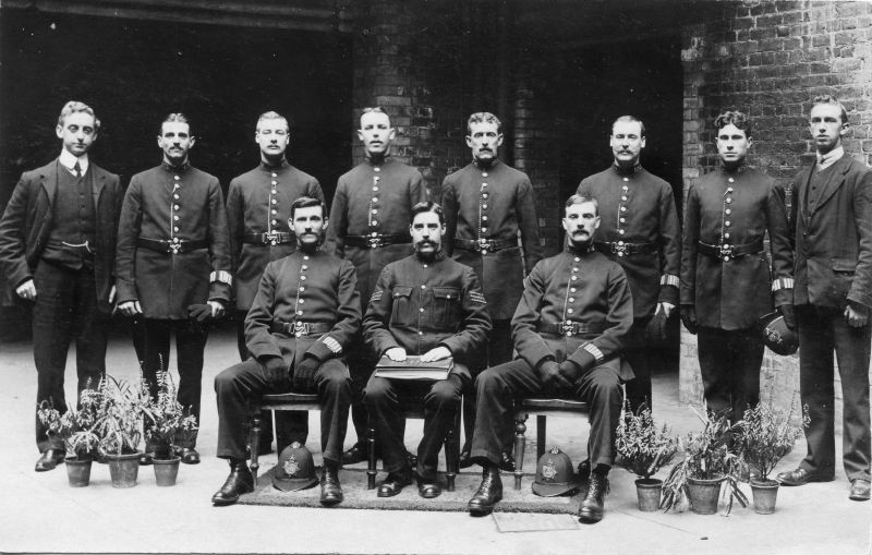 METROPOLITAN POLICE, 'C' DIVISION GROUP
Back Row: CID; pc472; pc469; U/K; pc 268; pc 156; pc 473; CID
Front Row: pc 382; Sgt. 47; pc 472
Believed taken at either Bow Street or Vine Street.

