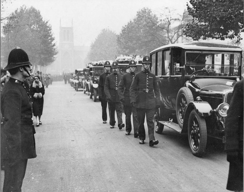 METROPOLITAN POLICE, POLICE OFFICER FUNERAL
Unfortunately I have no information regarding this photo.
I believe this is the funeral of a police officer because of the honour guard with the hearse.
I think it could be either 'F' or 'P' Division.
