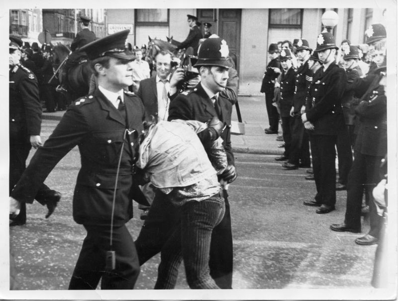 METROPOLITAN POLICE, GROSVENOR SQUARE 1968
Photo by Simon Heaven, 51 Adelaide Ave., 
Ahhhh....memories
