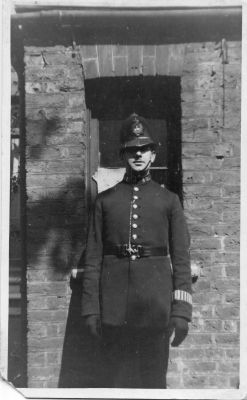 METROPOLITAN POLICE, PC 422F, (PRICE, Edgar Gerald Benjamin)
Born 1911 in Wales
Joined 04/August/1931 (warrant #121370)
Died 26/September/1940
Was killed in an air raid at 2 Ellesmere Road, Chiswick.
