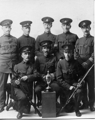 METRPOLITAN POLICE, SPECIAL CST. RIFLE TEAM
It appears one man is wearing the S/C medal for 1917
Keywords: Metropolitan Officer Group