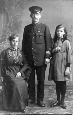 METROPOLITAN POLICE, SPECIAL CST. WITH FAMILY, 1919
NICE CLEAR IMAGE OF HIS COLLAR DOGS.  HE IS WEARING THE MET POLICE SPECIAL CST. MEDAL
Keywords: Metropolitan