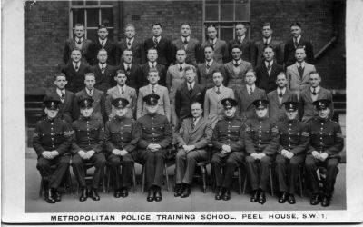 METROPOLITAN POLICE TRAINING COURSE, PEEL HOUSE
The card is dated 07/March/1938.
From the fresh faces I would presume this is a recruit class.
Keywords: Met