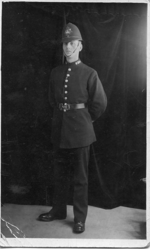 METROPOLITAN POLICE 'X' DIVISION PC X686 (1931)
Photo by 'Jerome' and dated 13/April/1931
