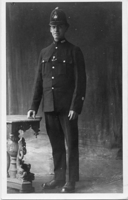 METROPOLITAN POLICE 'Y' DIVISION, PC 939Y
Photographer: Tuck & Co., 104 Stoke Newington Road.
