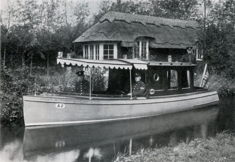 NORFOLK CONSTABULARY WATERWAY PATROL
Very interesting picture from a Constabulary Christmas card.
Unfortunately not dated.
