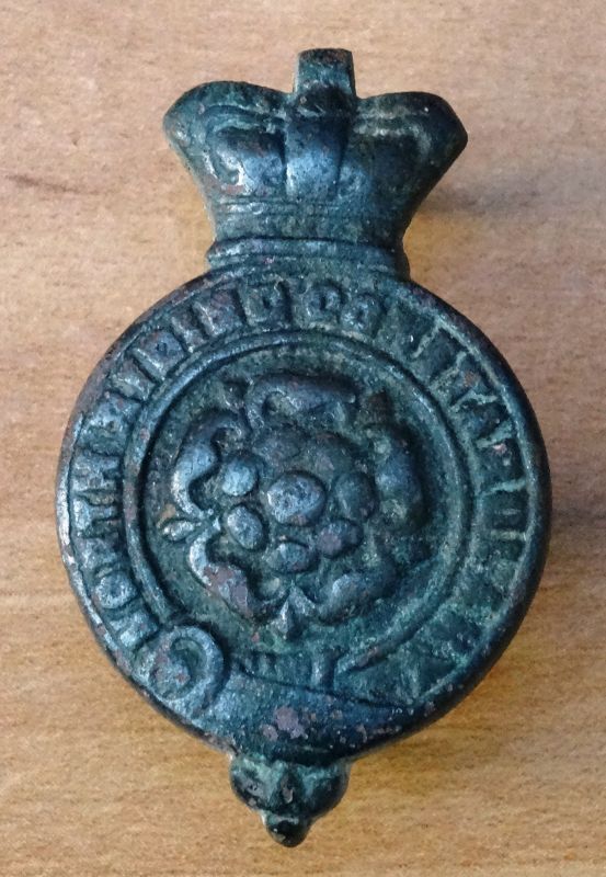 NORTH RIDING CONSTABULARY VICTORIAN BADGE
badge measures 39 x 24 mm.
It has four mounting lugs.
may be a collar dog.
