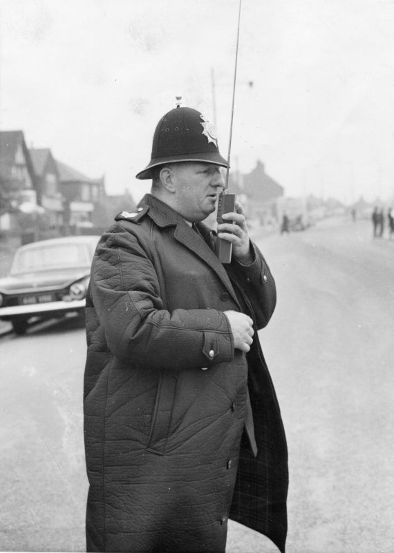 NOTTINGHAMSHIRE CONSTABULARY, Sgt.
Looks like any early 'Pye' radio.
Don't recognise the coat though.
