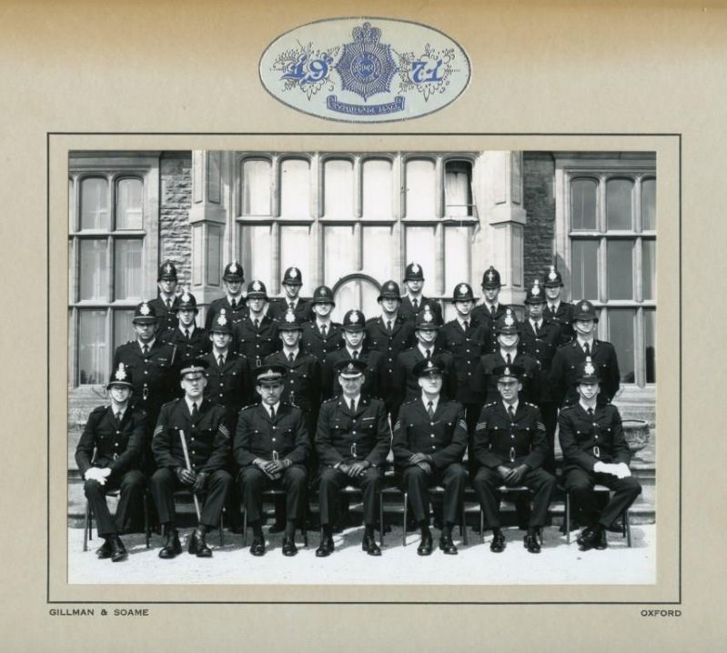 OXFORDSHIRE CONSTABULARY, EYNSHAM TRAINING SCHOOL COURSE 1971
A mixed force course including 2 City of London constables.
