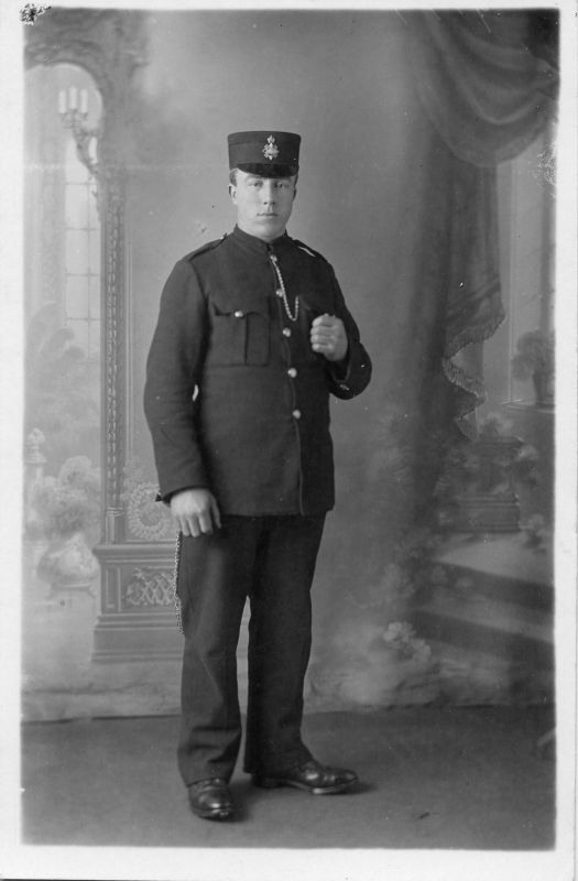 UNKNOWN SCOTTISH POLICE/PRISON OFFICER
Photo by Ivy photo, 21 Argyle Street, Glasgow.
Cannot identify the badge.
