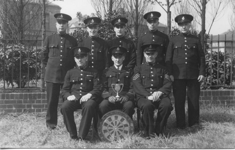 STAFFORDSHIRE CONSTABULARY DARTS TEAM
Group of Special Constables.
Back row (L-R): Sp. Cst. S32; S343; nil; nil; SC228
Front row (L-R): Sp. Cst. SC385; Inspector; Sgt. S145
Inspector is wearing Special Constabulary long service medal.
Sp. Cst. SC385 is wearing a WW1 trio
