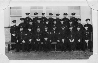 WEST RIDING CONSTABULARY, SPECIAL CONSTABLES 1941
Photo enclosed in a Christmas card.
Has the name 'Fred Emmerson cs111' inside.
