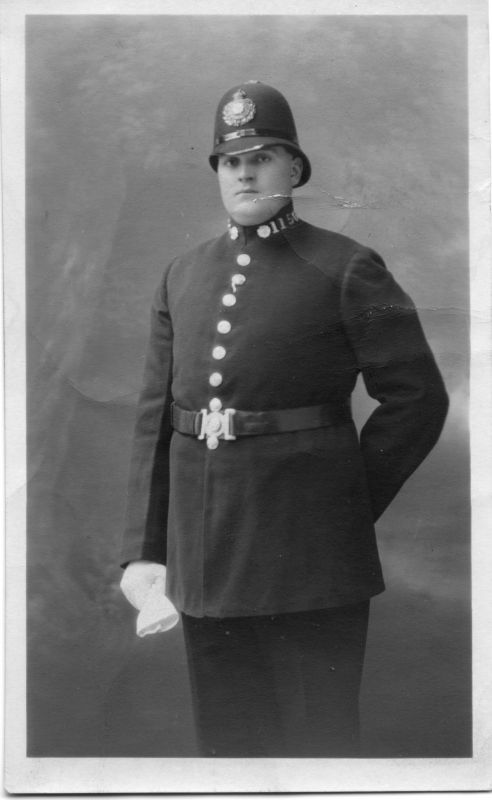 WEST RIDING CONSTABULARY, PC 1156
Photo by: H.V.Richards, 28 Wood St., Wakefield.
