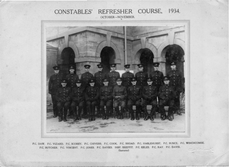 WILTSHIRE CONSTABULARY, CONSTABLES REFRESHER COURSE 1934
Back Row: PC 26 daw; PC 79 Vizard; PC 53 Scorey; PC 83 Chivers; PC110 Cook; PC 104 Broad; PC 255 Haslehurst; PC 158 Bunce; PC 250 Winchcombe.
Front Row: PC 236 Butcher; PC 205 Vincent; PC 184 Jones; PC 33 Davies; Insp. Breffit (Instructor); PC 19 Eeles; PC 95 Ray; PC 208 Davis
