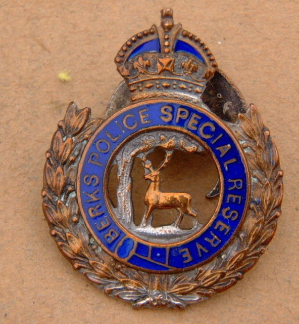 Berkshire Police Special Reserve Lapel
Silver plate Gilt and enamel KC Lapel badge with Half moon fixing
Keywords: Berkshire Special Reserve Lapel
