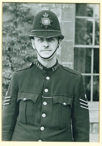 Sgt 150 Cecil Francis
(The crowns above his chevrons denote that he had 5yrs service as a Sgt)
Keywords: Gloucestershire