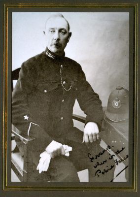 Police Constable 293 Carter
(Chevron on lower right arm denotes 10 years service, and the five pointed star above it denotes he was a Constable in charge of a Station)
Keywords: Gloucestershire