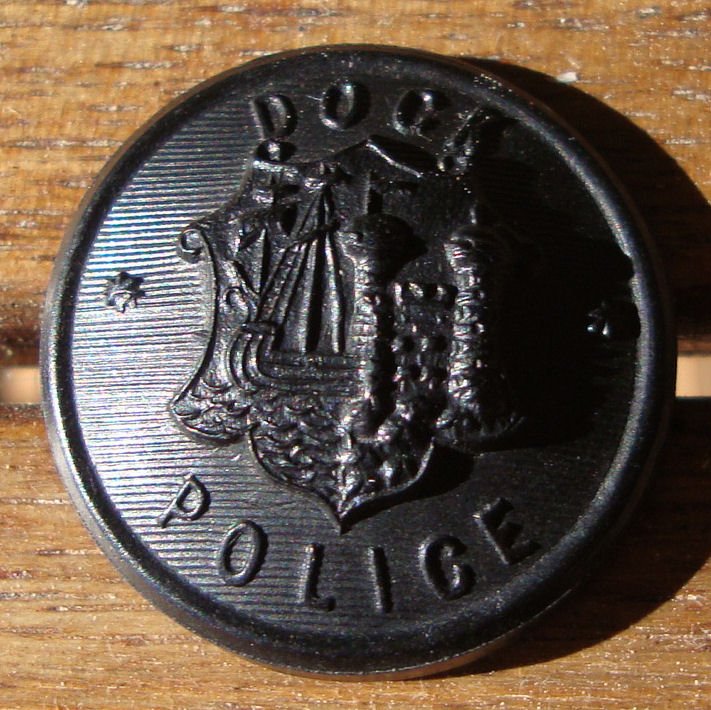 Port of Bristol button
Port of Bristol 'Dock Police' black cape/greatcoat button
Keywords: Bristol, Docks, Port